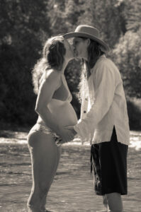 Veronique Rioux pregnant kissing the dad of her kids at Nanaimo river